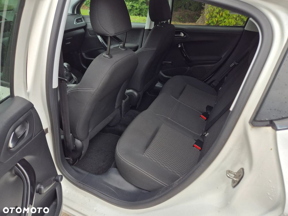 Peugeot 208 - 24