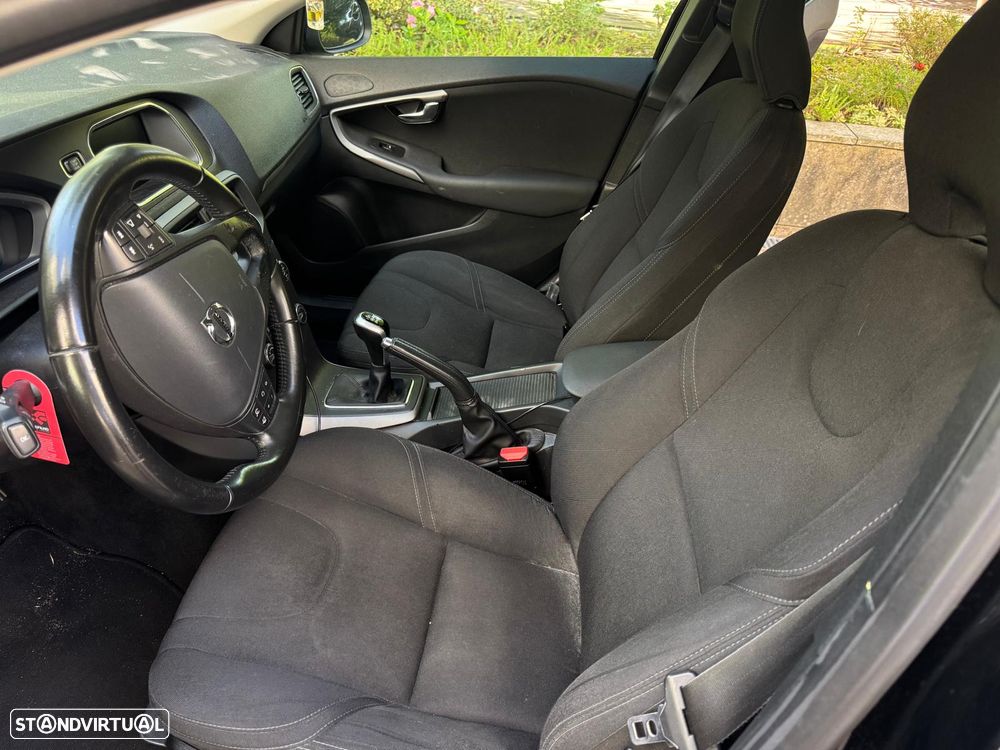 Volvo V40 2.0 D2 Momentum - 3