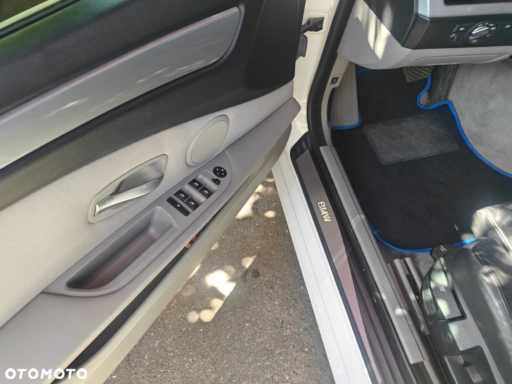 BMW Seria 5 525d xDrive - 23