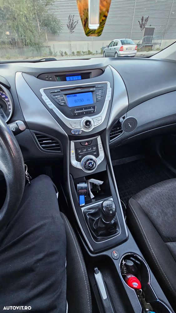 Hyundai Elantra - 11