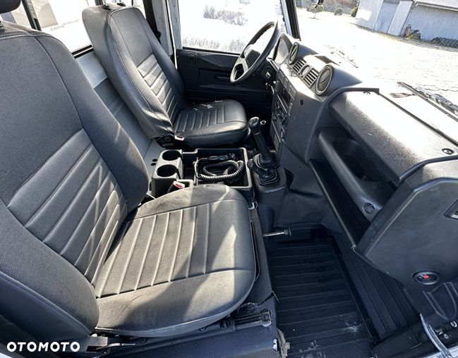 Land Rover Defender - 27