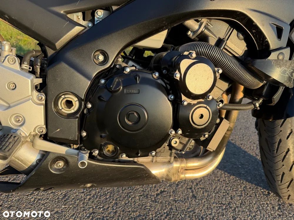 Suzuki GSR - 11