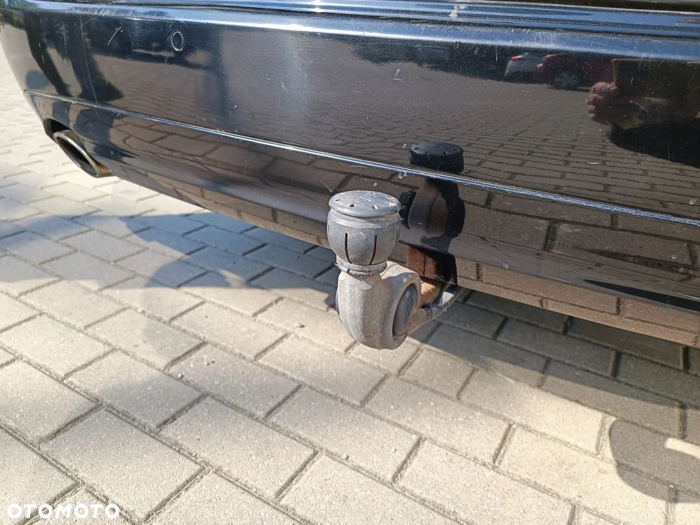 Mercedes-Benz Klasa E 200 T CGI BlueEFFICIENCY 7G-TRONIC Avantgarde - 32