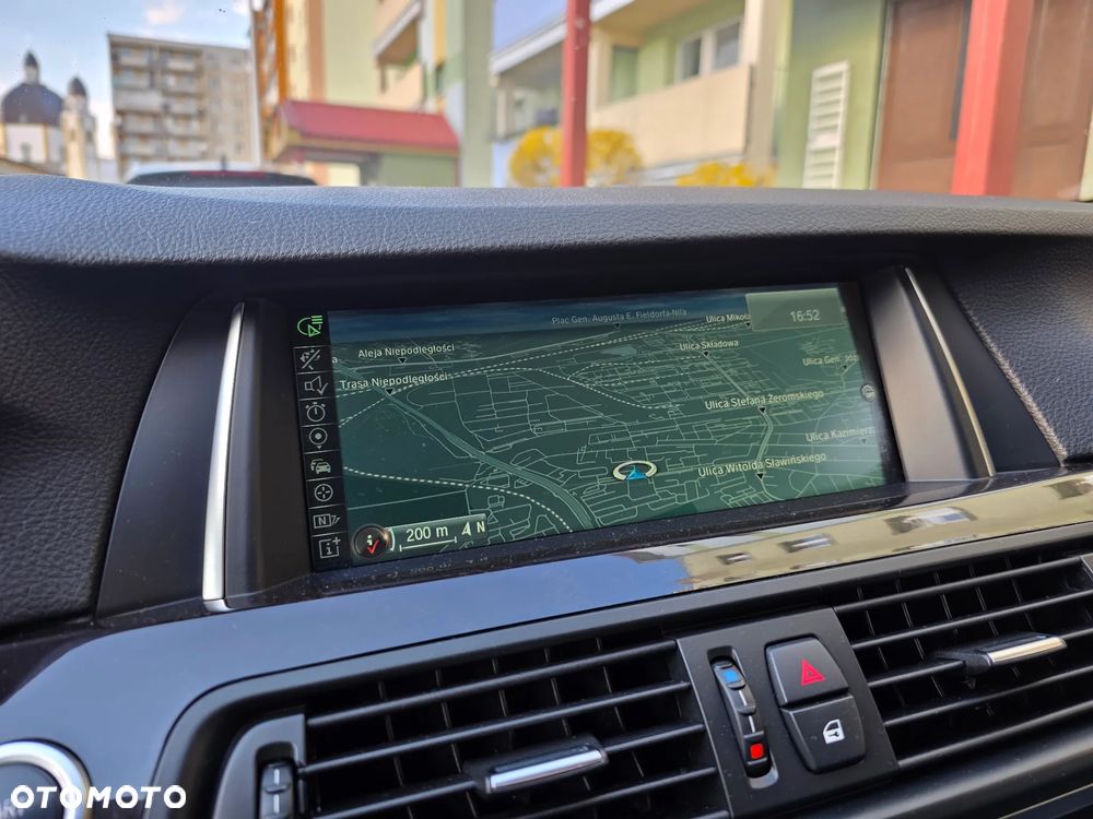 BMW Seria 5 528i xDrive Sport-Aut - 24