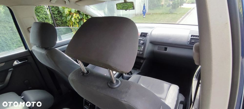 Volkswagen Touran - 12