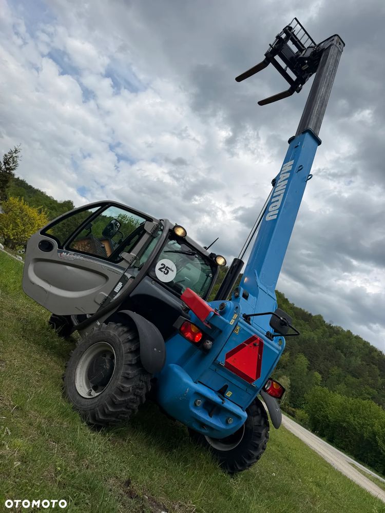 Manitou MT625H. Wersja COMFORT lepsza od Easy!! Ładowarka Teleskopowa 6 metrów Wysuw. Udźwig 2,5tony. Jak Nowa z Salonu. Pochodzi z Gospodarstwa Norweskiego! 2017rok. przebieg tylko 3200mtg. Silnik Kubota 4cyl. Mocny 80 Km. ZERO ZUŻYCIA ORYGINAŁ. Bez luzów i wycieków. Aktualna DEKRA BMWT. Mała Gabarytowo a Bardzo wydajna maszyna. Opony Nowe! Szybka wolna jazda. 3tryby skrętu! Zadbany sprzęt. Okazja - 36