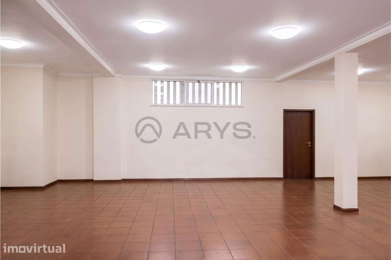 Loja próxima do Arco da Porta Nova - Grande imagem: 4/16