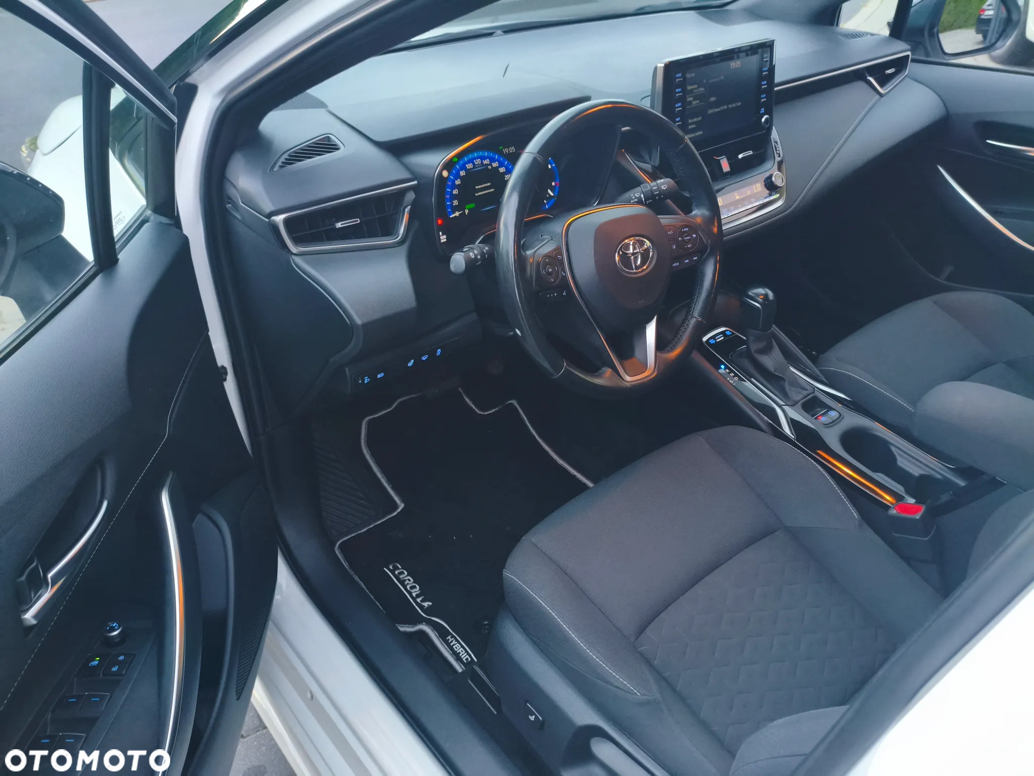 Toyota Corolla 2.0 Hybrid Trek - 22