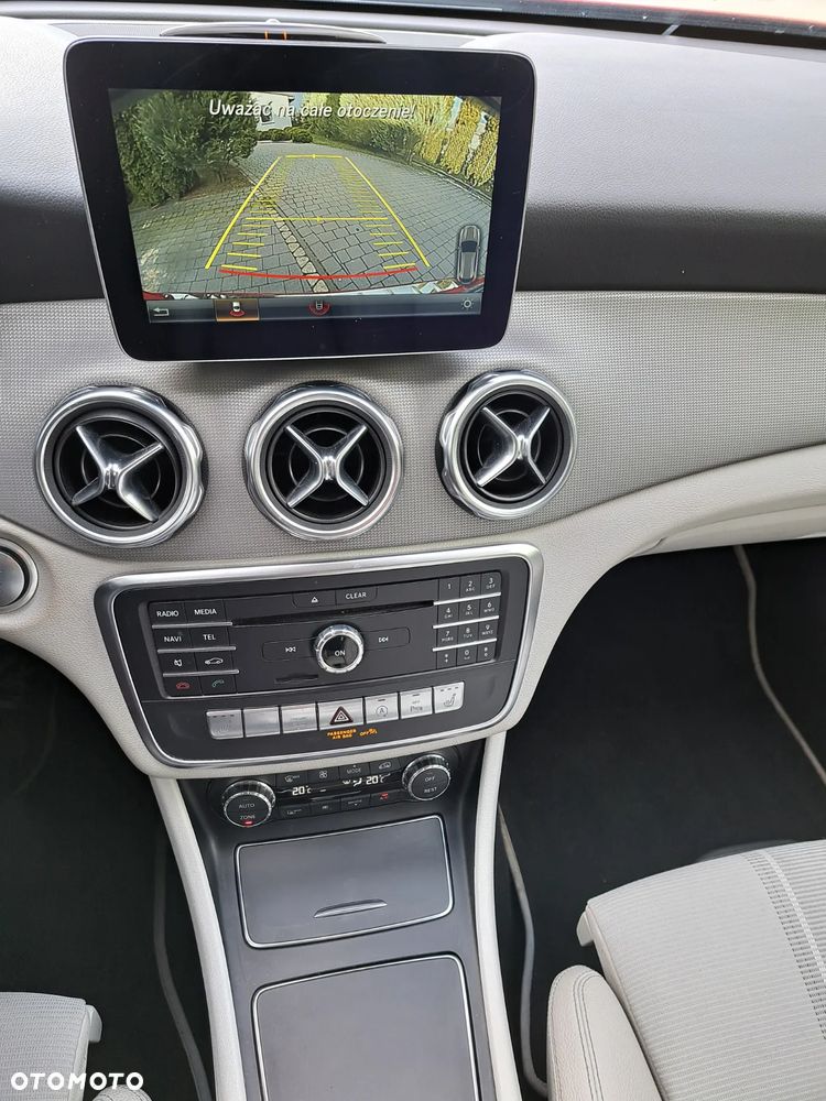 Mercedes-Benz GLA 180 d 7G-DCT Urban - 15