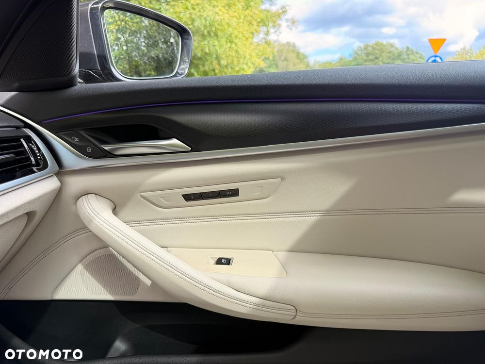 BMW Seria 5 530i xDrive mHEV M Sport sport - 39