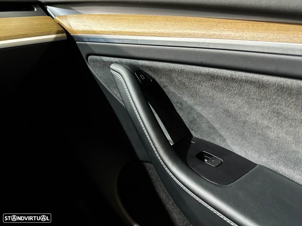 Tesla Model Y Long Range Dual Motor AWD - 33
