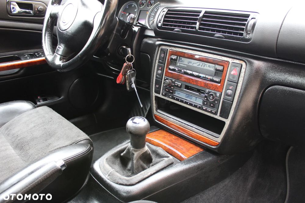 Volkswagen Passat 1.9 TDI Exclusive - 24