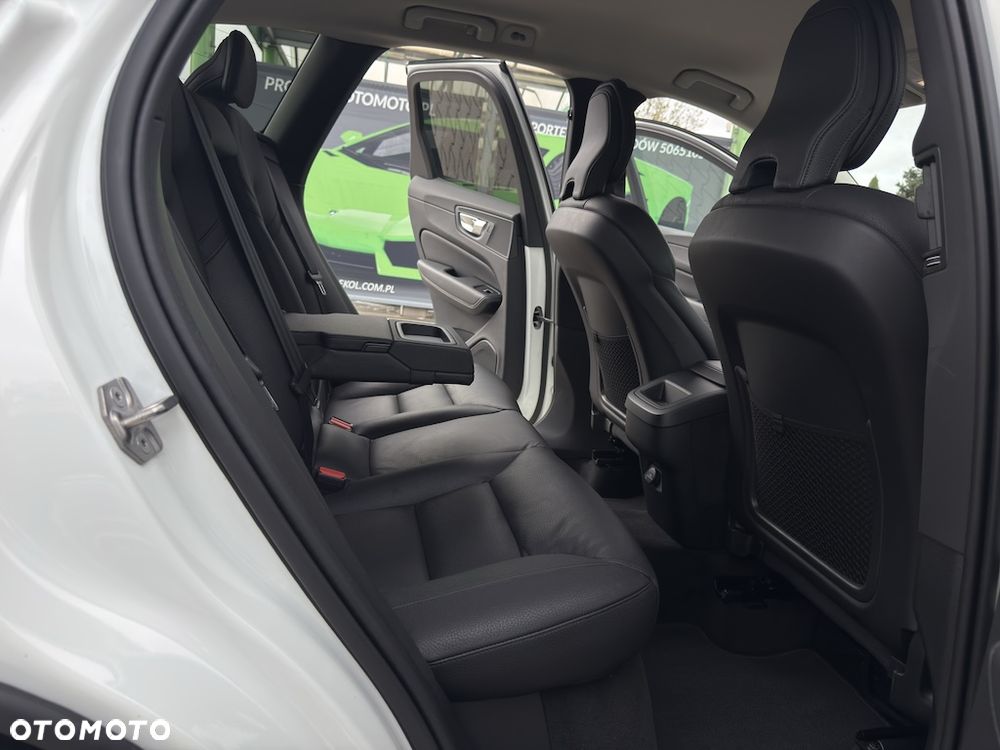 Volvo XC 60 B4 D AWD Geartronic Momentum Pro - 34