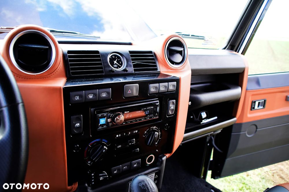 Land Rover Defender - 10