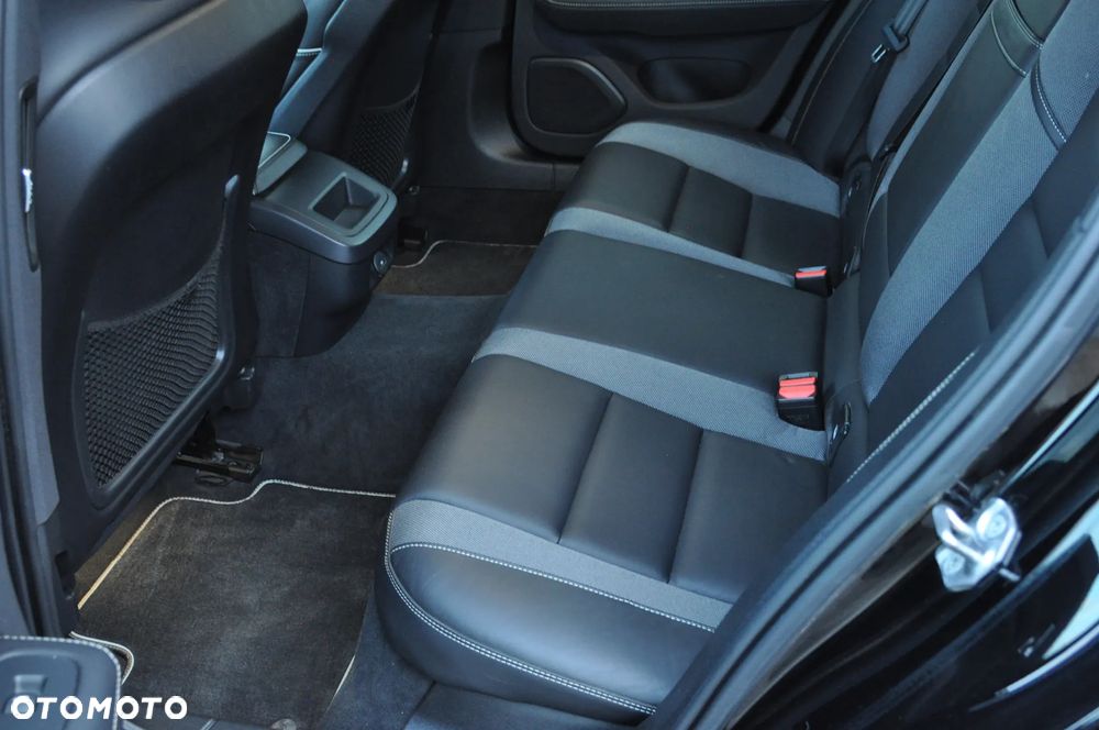 Volvo V60 D4 R-Design - 13