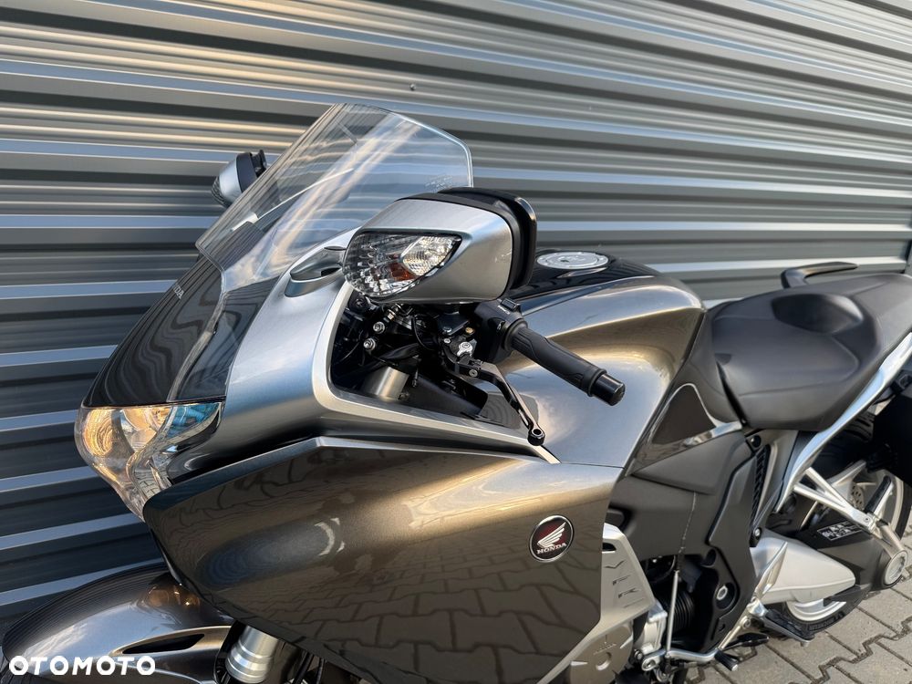 Honda VFR - 12