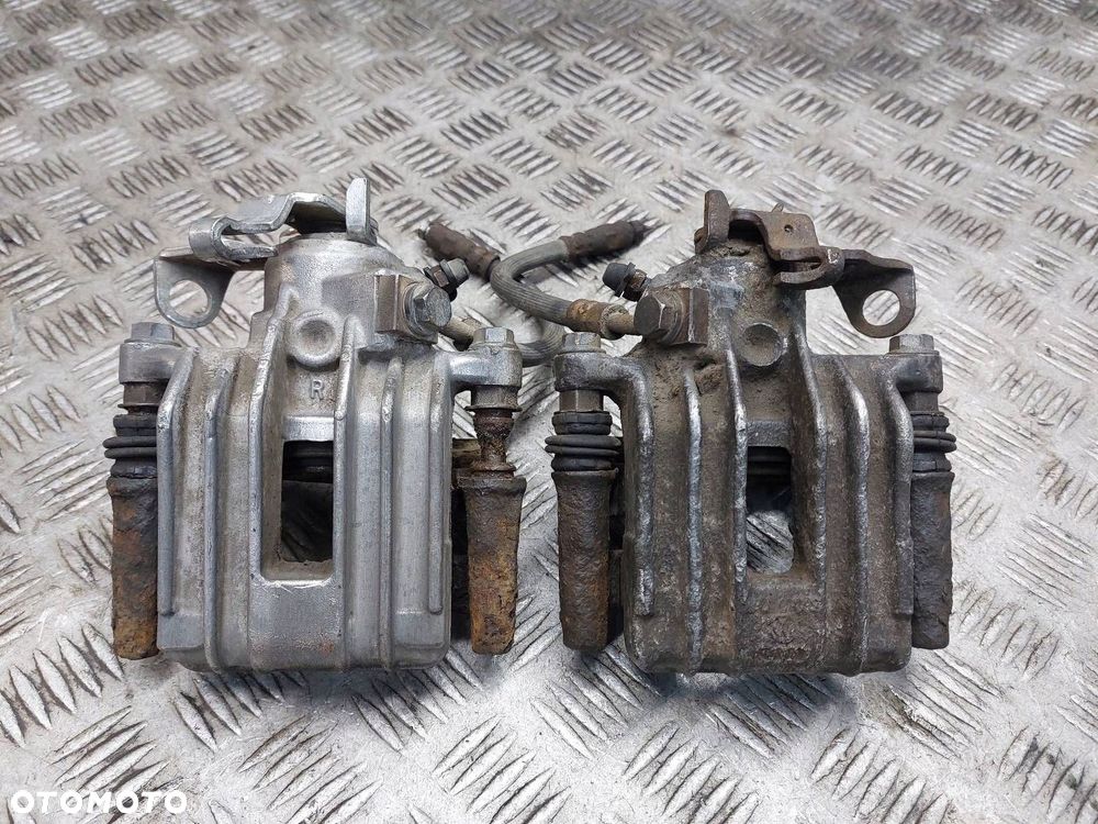 ZACISK HAMULCOWY LEWY TYŁ + PRAWY TYŁ GOLF IV A3 8L OCTAVIA I LEON I - 1