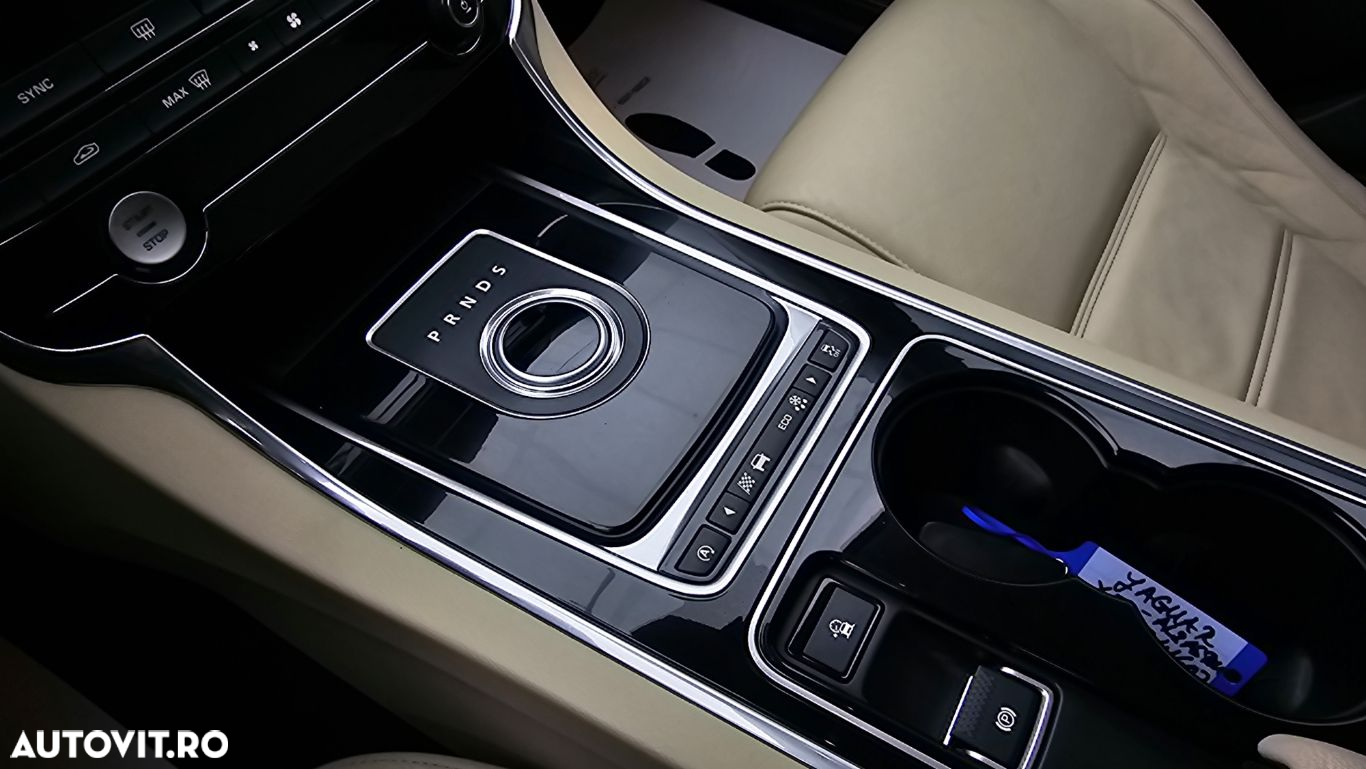 Jaguar XE - 16