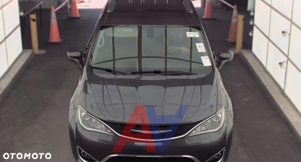 Chrysler Pacifica - 4
