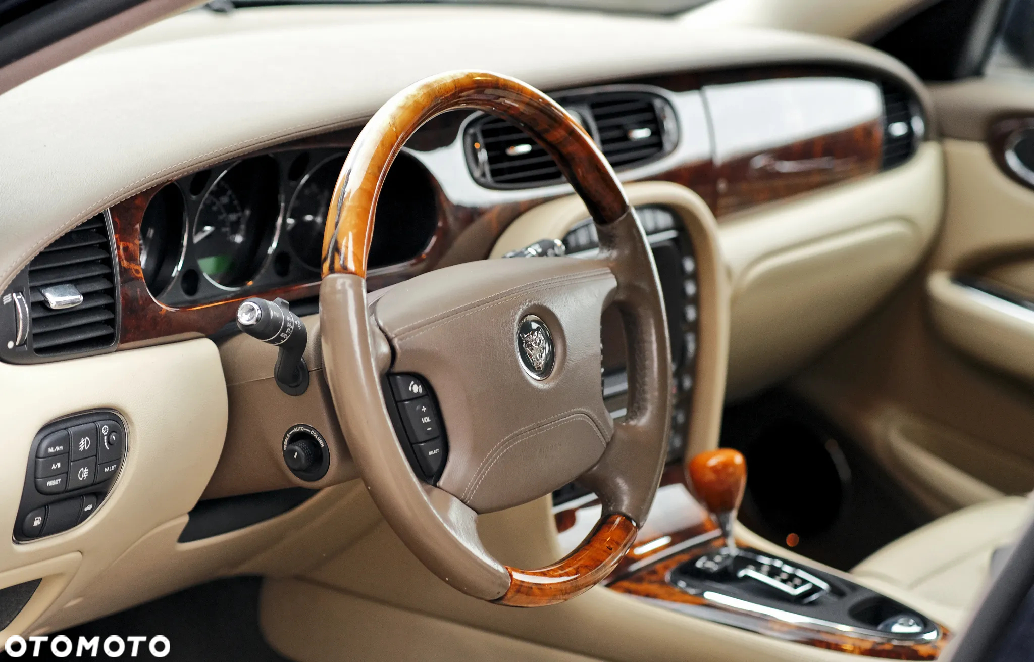 Jaguar XJ XJ8 4.2 LWB Executive - 27