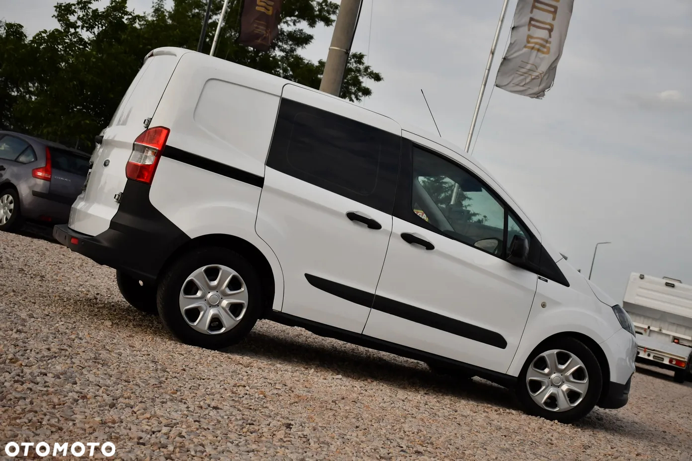 Ford Transit Courier - 27