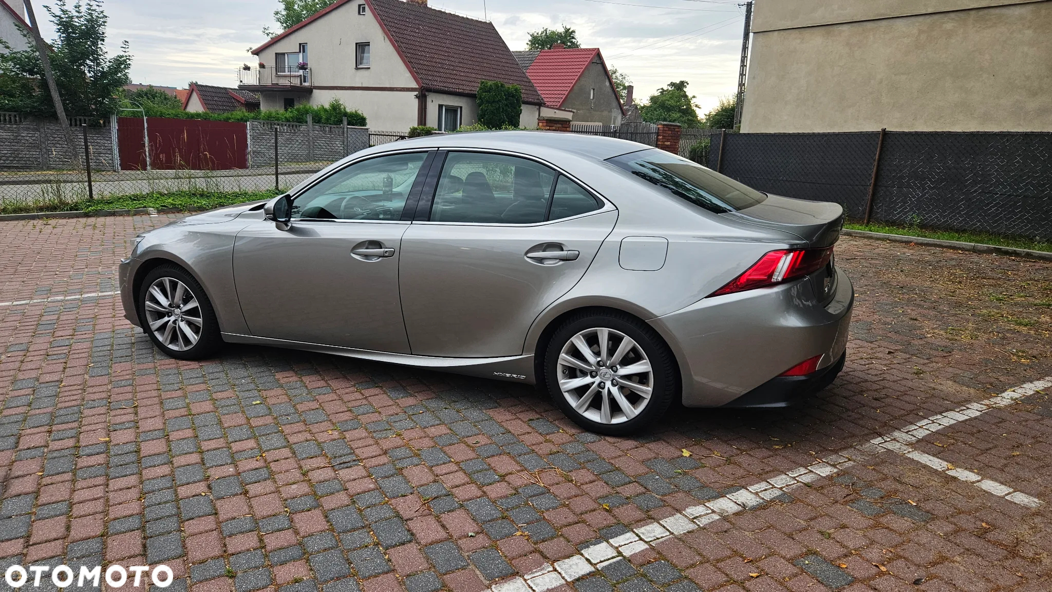 Lexus IS 300h - 8