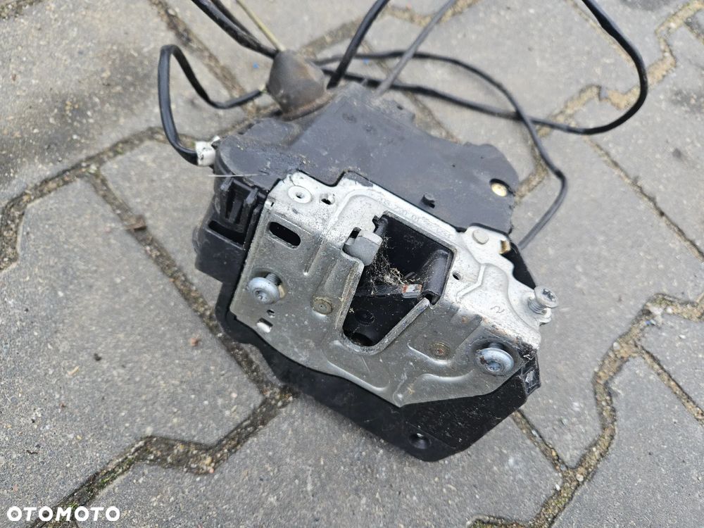 Zamek drzwi lewy przedni MERCEDES W203 Lift 2007r Europa 2037200135 - 3