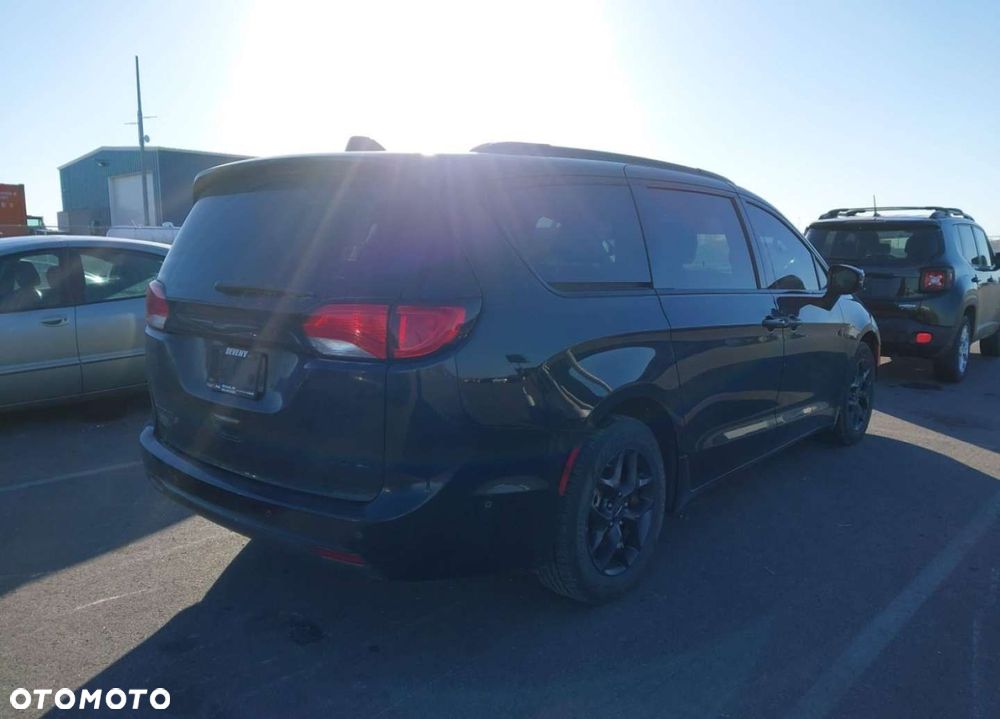 Chrysler Pacifica - 7