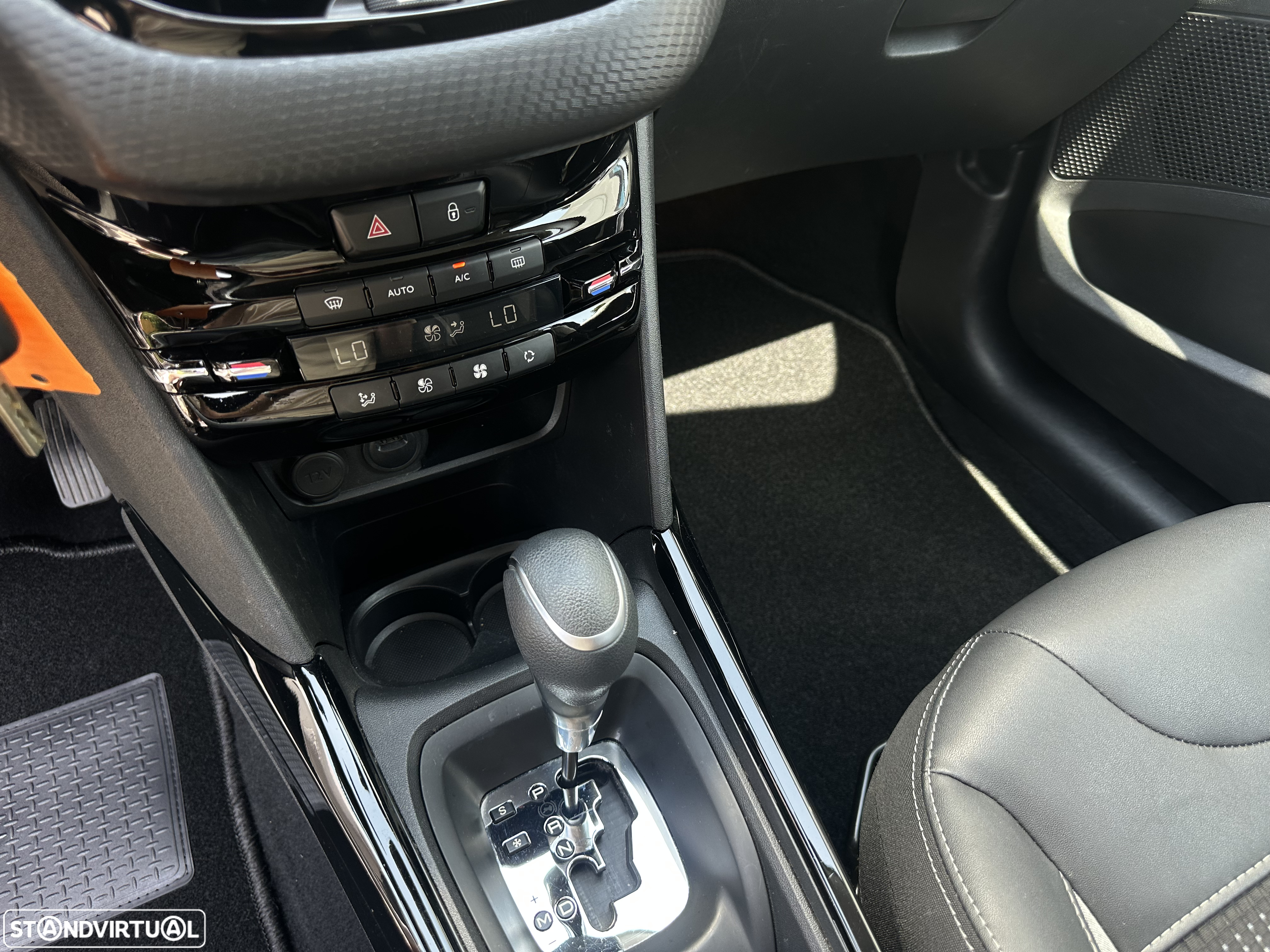 Peugeot 2008 1.2 PureTech Allure EAT6 - 20