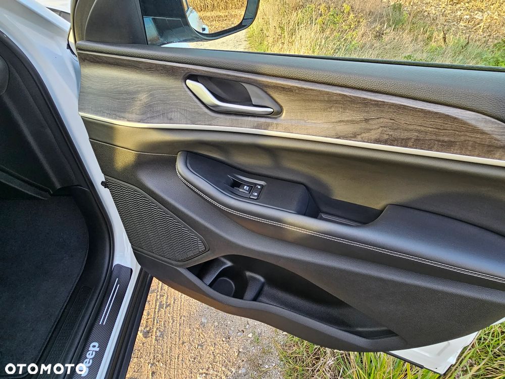 Jeep Grand Cherokee - 34