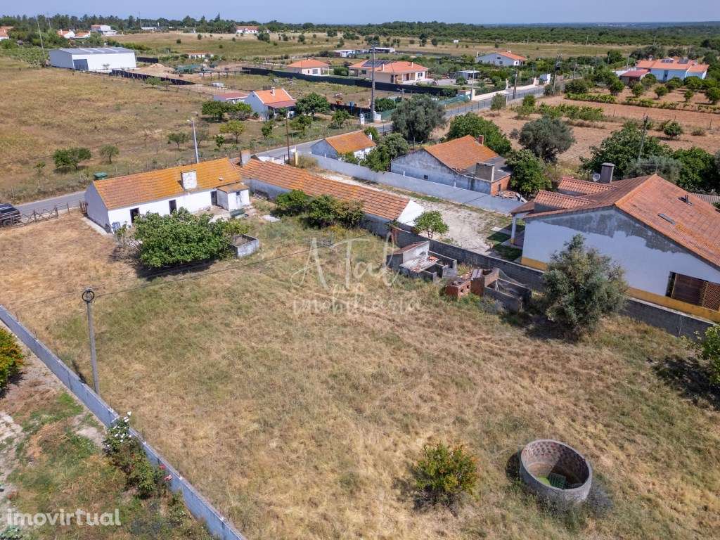 Moradia para recuperar em terreno urbano com1,2ha - Grande imagem: 2/23