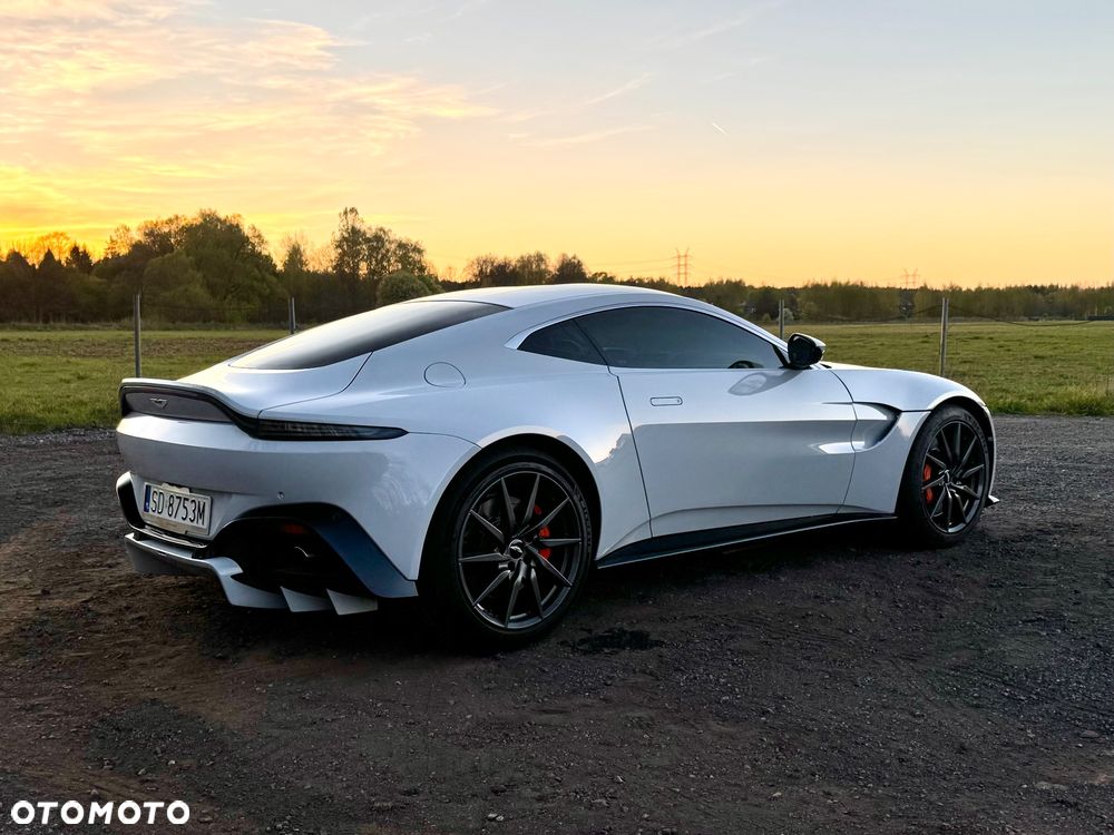 Aston Martin Vantage - 12