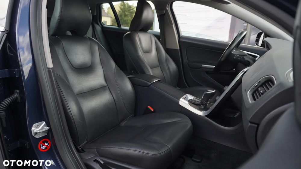 Volvo V60 D6 AWD Plug-in Hybrid Momentum - 31