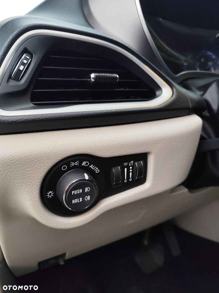 Chrysler Pacifica - 13