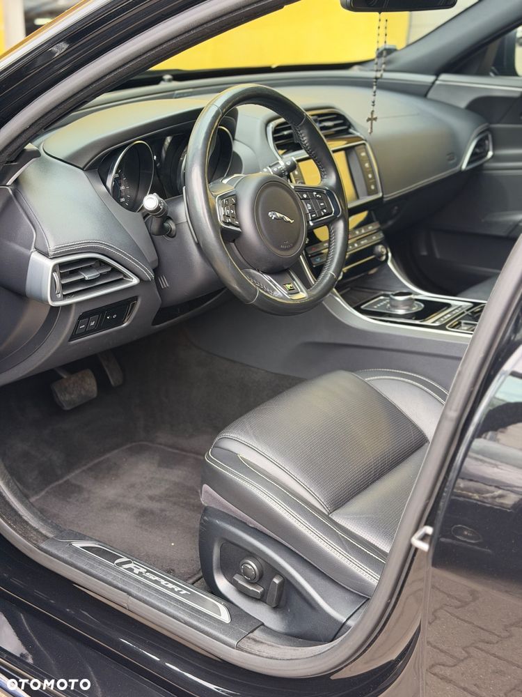 Jaguar XE 2.0 D AWD R-Sport - 18