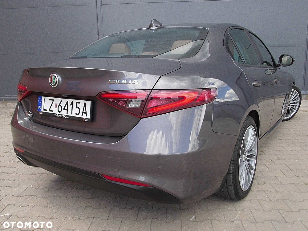 Alfa Romeo Giulia 2.2 AT8 Business - 11