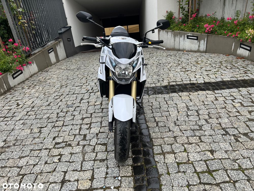 Suzuki GSR - 4