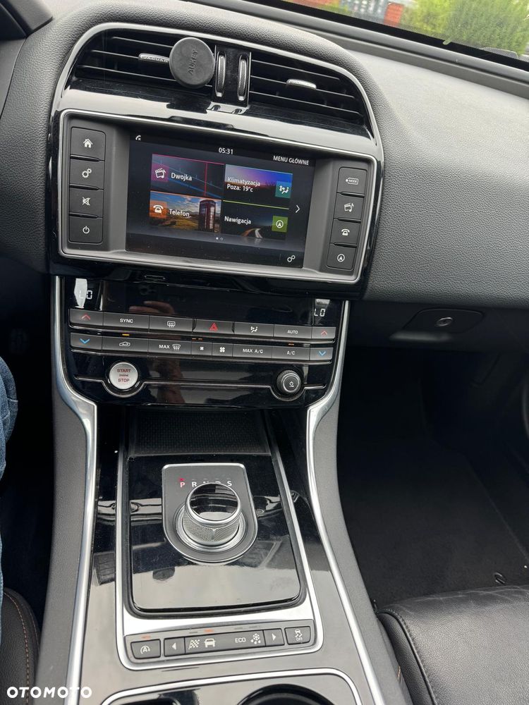 Jaguar XE 2.0 T R-Sport - 10