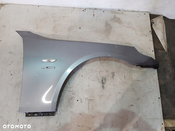 BŁOTNIK PRAWY PRZÓD BMW E60 E61 LCI EUR SPACEGRAU METALLIC A52/7