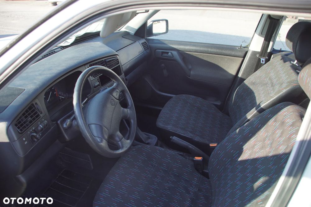 Auto na części - Volkswagen Golf III 1.4 8V 60 KM AEX DGL LB9A 1996R Silnik Skrzynia Drzwi Szyba Lusterko Błotnik Klapa Zderzak Deska Kokpit Sterownik Moduł Czujnik Licznik Kierownica - 9