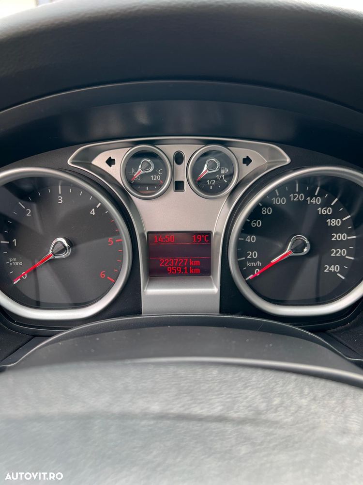 Ford Focus 1.6 TDCi DPF Style - 6