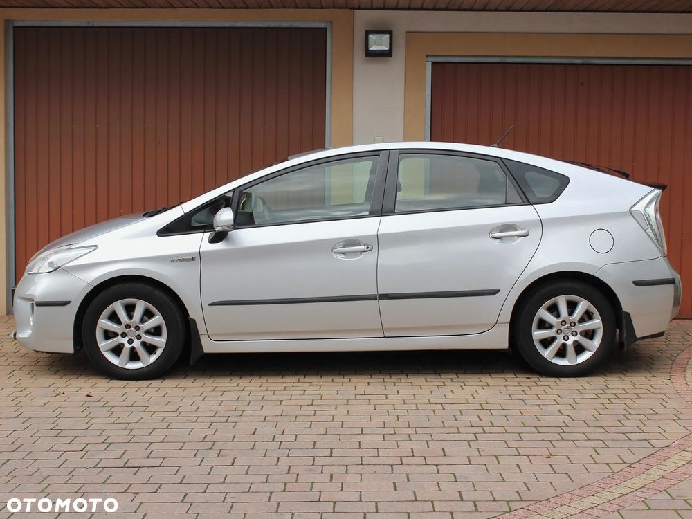 Toyota Prius (Hybrid) Life - 9