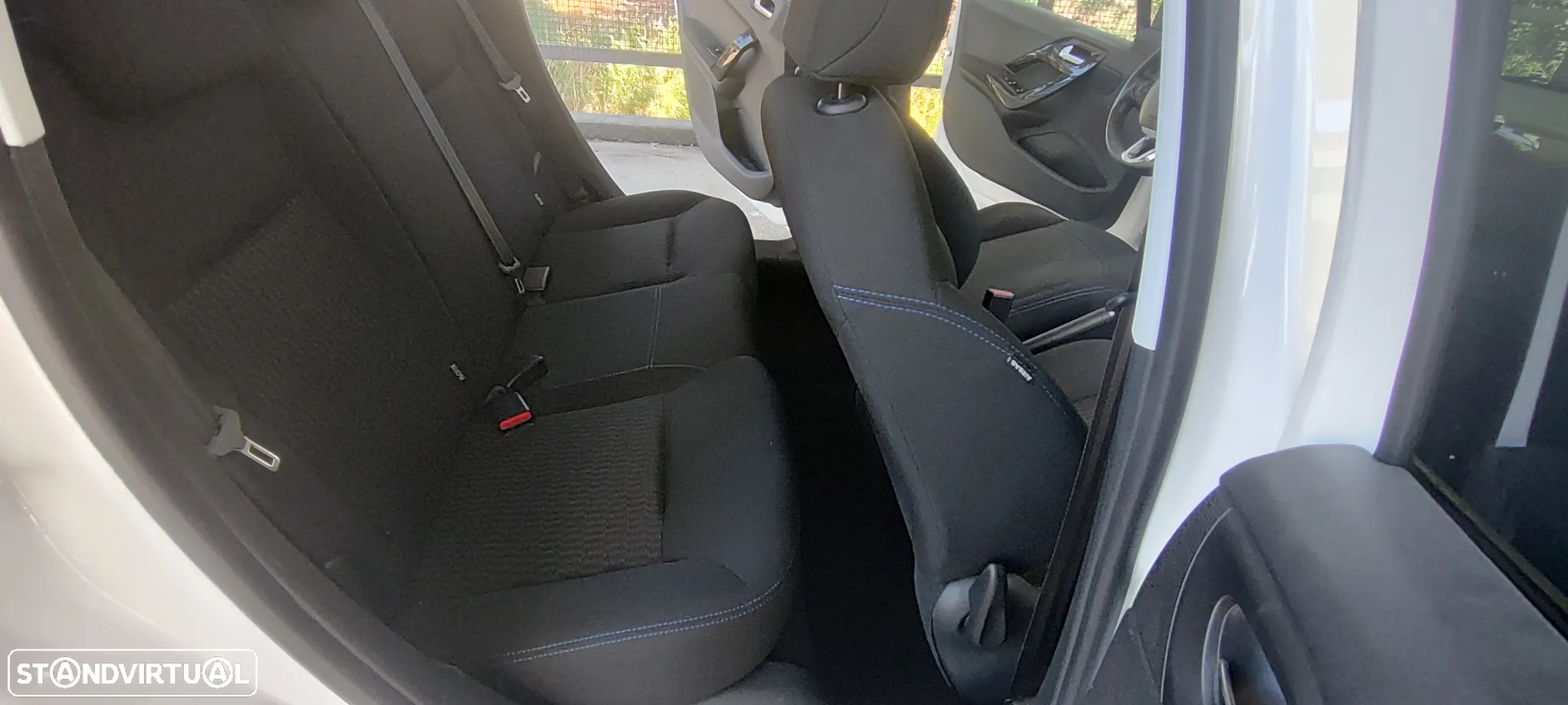 Peugeot 208 1.2 PureTech Signature - 28