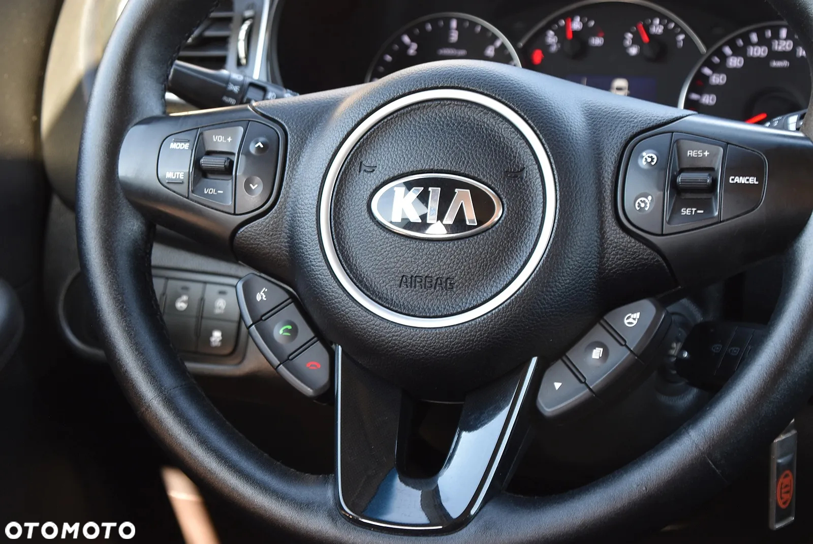 Kia Carens - 25