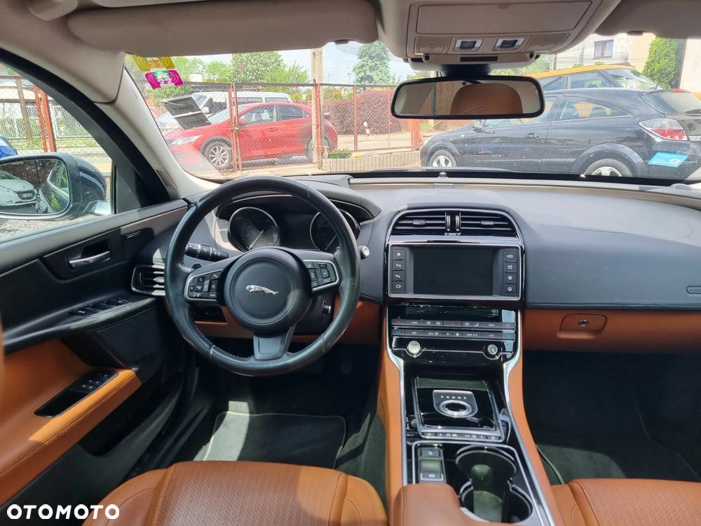 Jaguar XE 2.0 D AWD Portfolio - 16