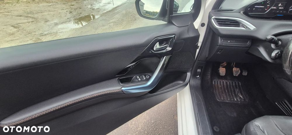 Peugeot 208 - 14