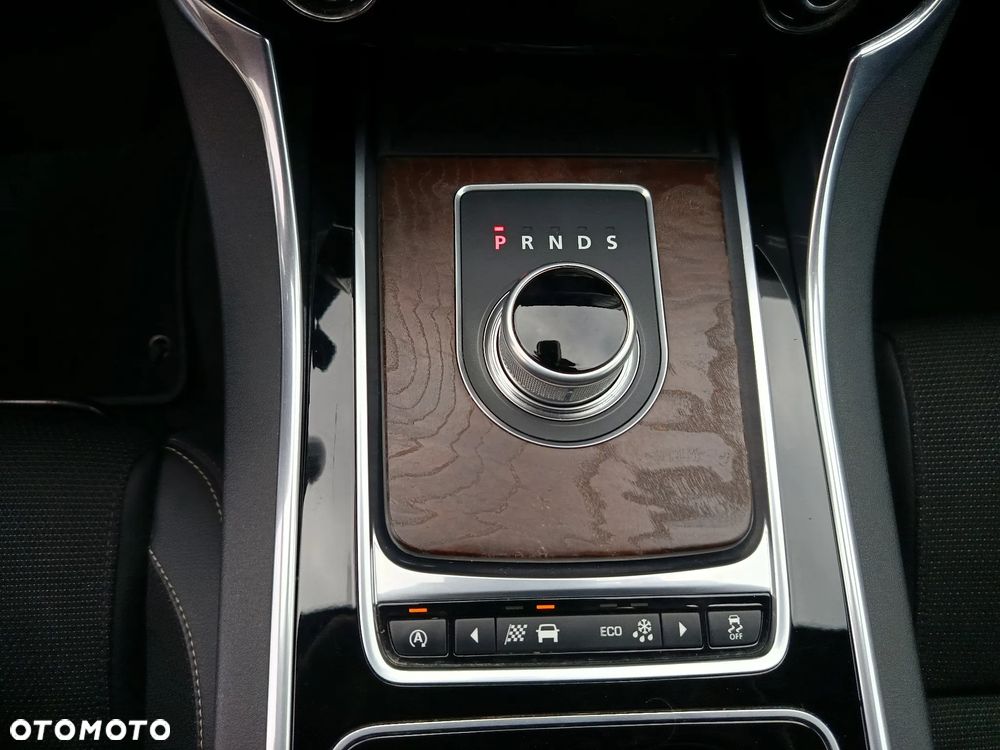Jaguar XE D180 R-Dynamic S - 26