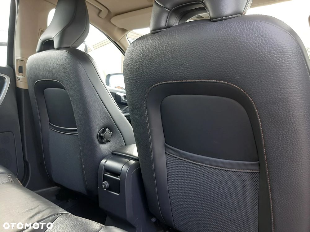 Volvo XC 60 D5 AWD Momentum - 18
