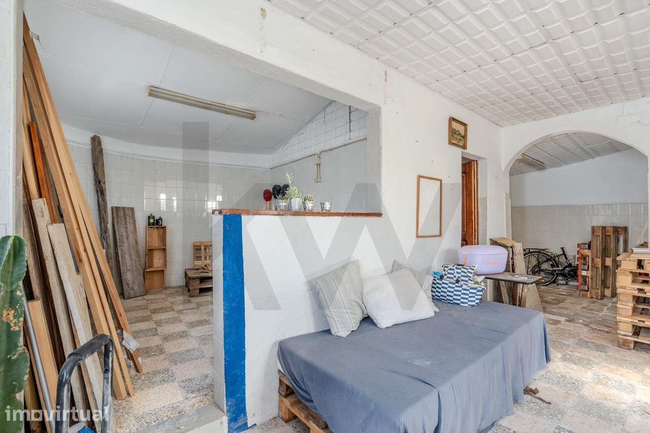 Espaço Comercial com Potencial de Conversão para Habitação | Charneca - Grande imagem: 2/24