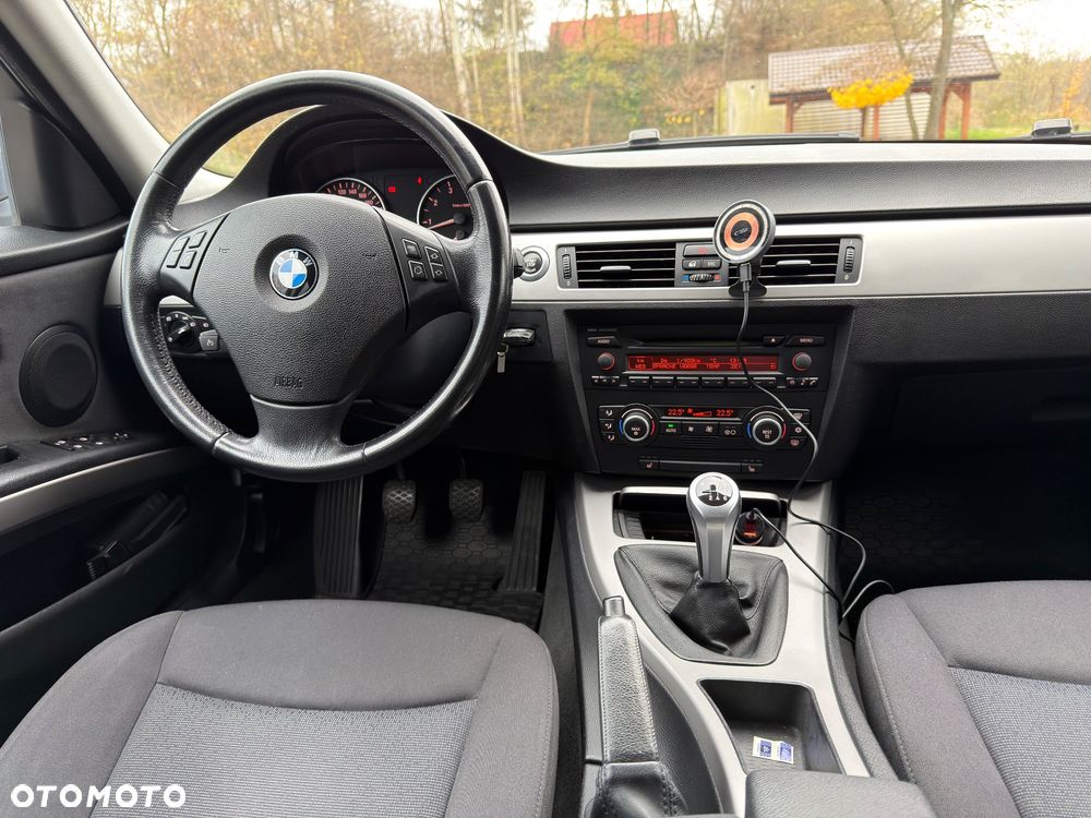 BMW Seria 3 318i Touring - 24